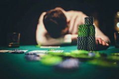 德州进阶技巧:利用对手的心理弱点进行反击