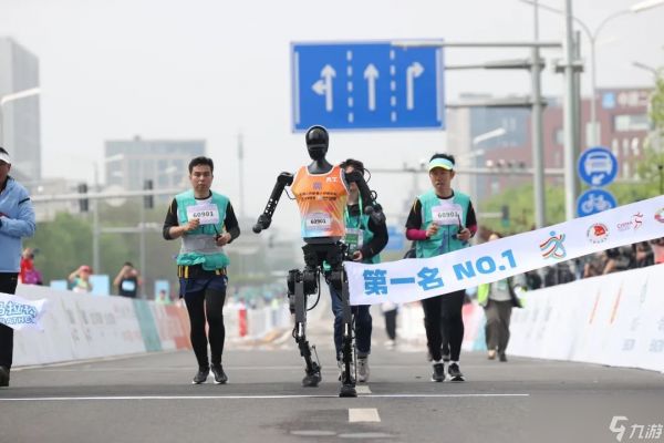人形机器人半马前三：天工Ultra、松延动力N2、行者二号