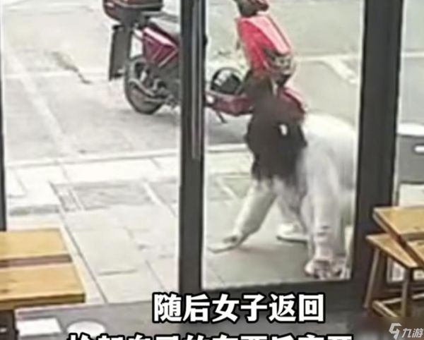 女子吃面一人占俩位被提醒后恼怒，竟拿起滚烫面碗扣小伙头上就跑