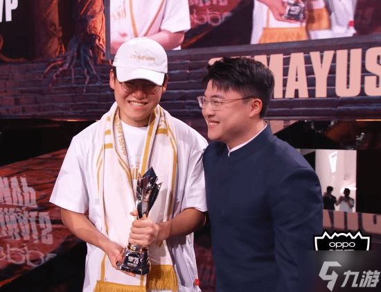 Gumayusi展示FMVP奖杯：我偶像Uzi亲手颁的