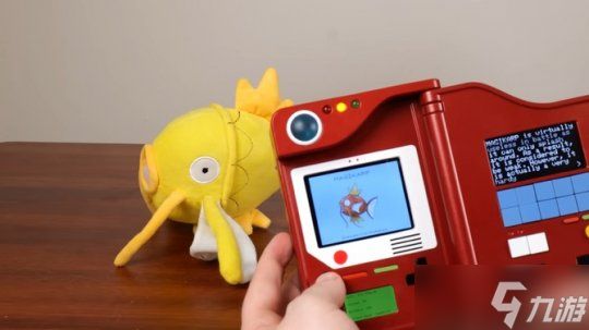 硬核玩家手工打造《宝可梦》图鉴还原终端 丰富功能致敬经典原作