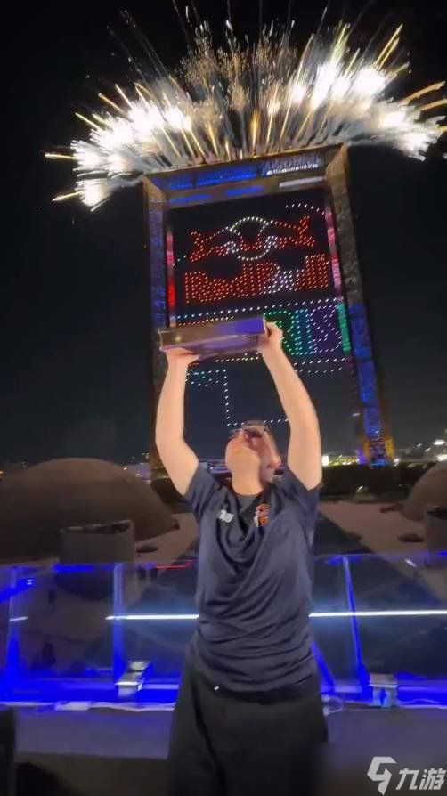 夜空巨制!三千无人机上演立体《俄罗斯方块》方块雨