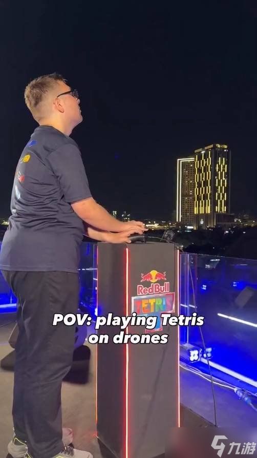 夜空巨制!三千无人机上演立体《俄罗斯方块》方块雨