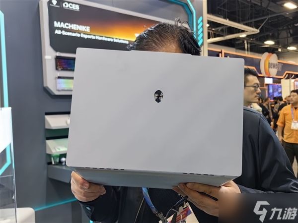 雷神发布aibook14 Air Carbon全能本新品：1kg碳纤维轻薄机身搭配18小时持久续航