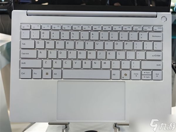 雷神发布aibook14 Air Carbon全能本新品：1kg碳纤维轻薄机身搭配18小时持久续航