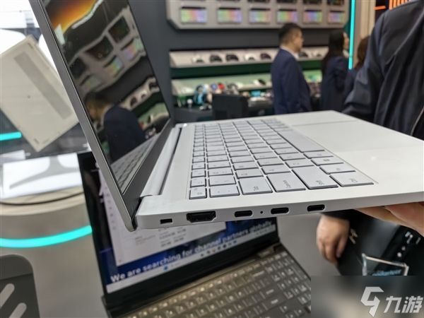 雷神发布aibook14 Air Carbon全能本新品：1kg碳纤维轻薄机身搭配18小时持久续航