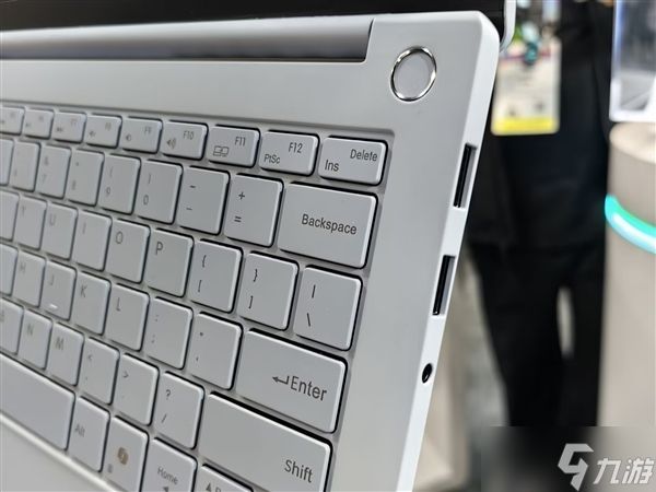 雷神发布aibook14 Air Carbon全能本新品：1kg碳纤维轻薄机身搭配18小时持久续航
