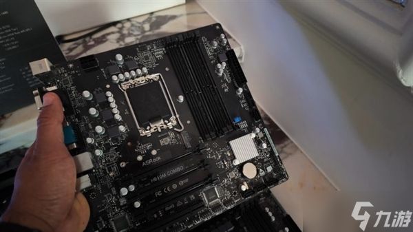 华擎“妖板”H610 Combo实物亮相：2槽DDR4与4槽DDR5的独特组合设计曝光！