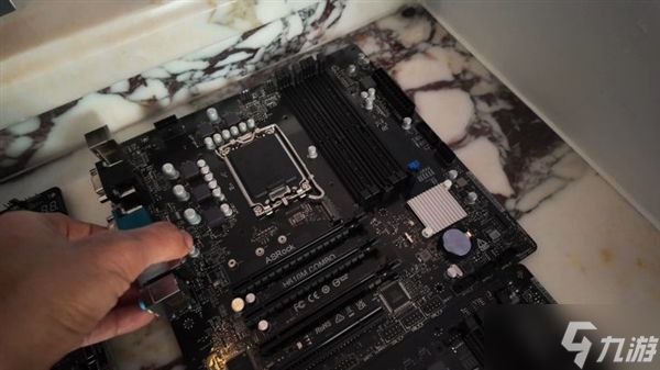 华擎“妖板”H610 Combo实物亮相：2槽DDR4与4槽DDR5的独特组合设计曝光！