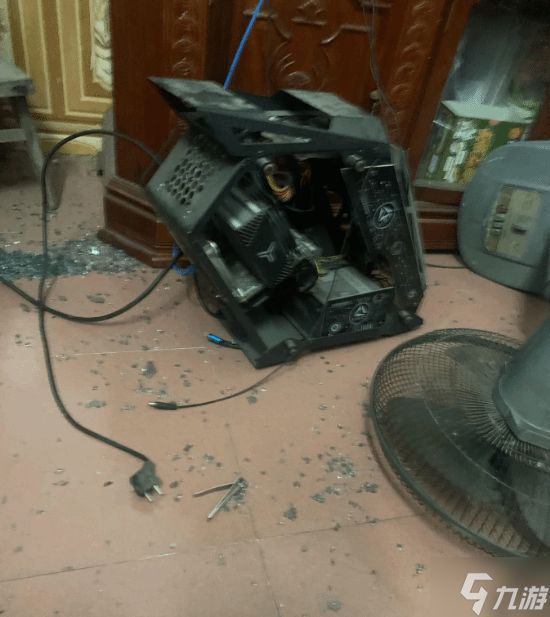 父亲醉酒施暴 儿子出手护母：电脑被砸毁引热议