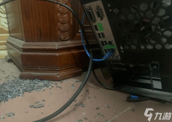 父亲醉酒施暴 儿子出手护母：电脑被砸毁引热议