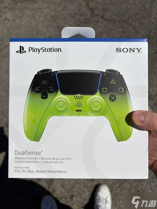 PS5新系列手柄实物曝光：超丝滑亮面涂层