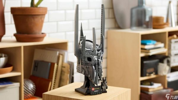 我们打造了《LEGO The Lord of the Rings: Sauron's Helmet》，一件充满威慑力的展示品