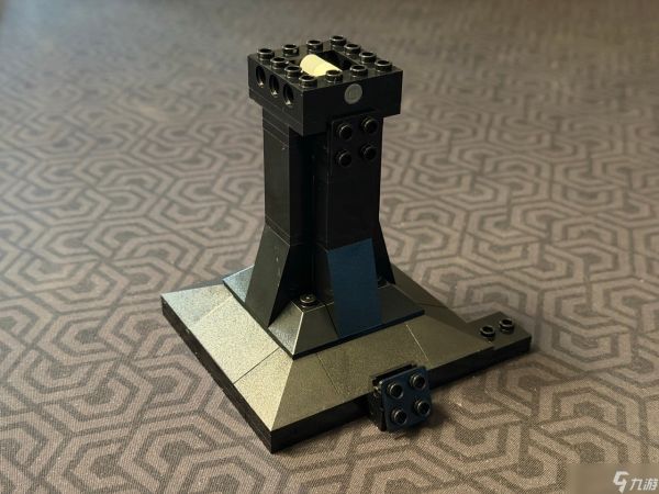 我们打造了《LEGO The Lord of the Rings: Sauron's Helmet》，一件充满威慑力的展示品