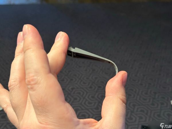 我们打造了《LEGO The Lord of the Rings: Sauron's Helmet》，一件充满威慑力的展示品