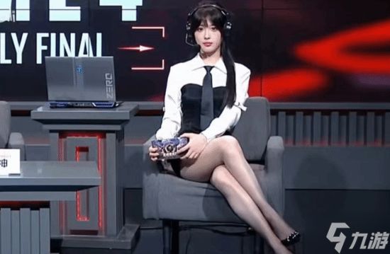 穿衣不自由!女解说被批裙子太短 全身涂黑上镜回击