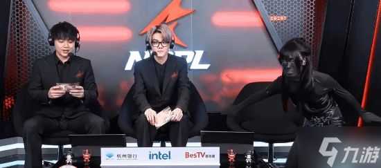 穿衣不自由!女解说被批裙子太短 全身涂黑上镜回击