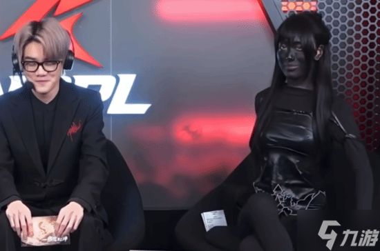 穿衣不自由!女解说被批裙子太短 全身涂黑上镜回击