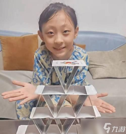 《堆纸牌》的艺术之美（探寻纸牌堆叠的技巧与精髓）